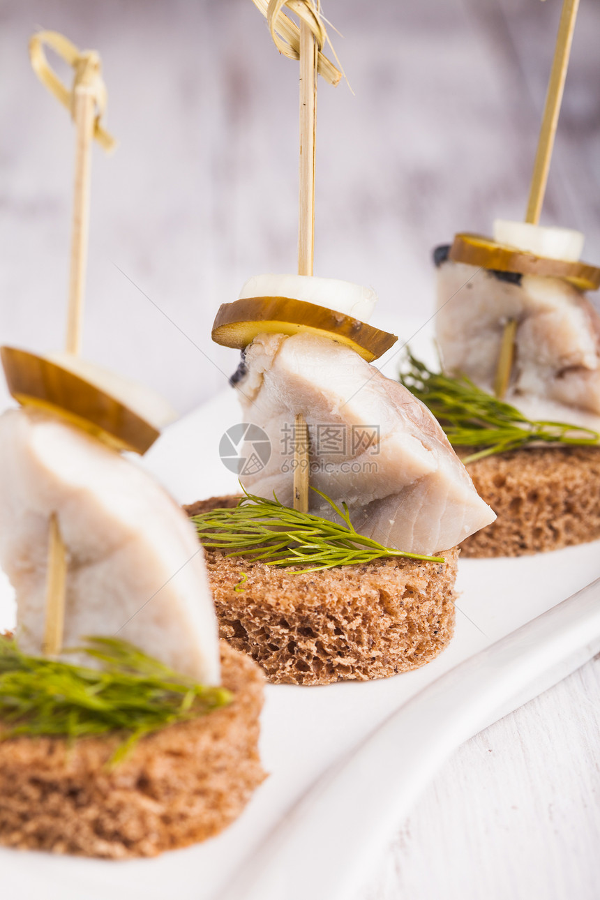 HERRER 甘油自助餐白色洋葱黄瓜鲱鱼面包海鲜牙签美食小吃图片
