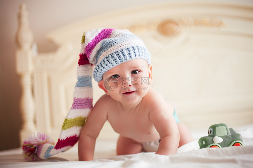 怀着编织帽的婴儿玩具针织生活说谎钩针帽子童年四肢微笑孩子图片
