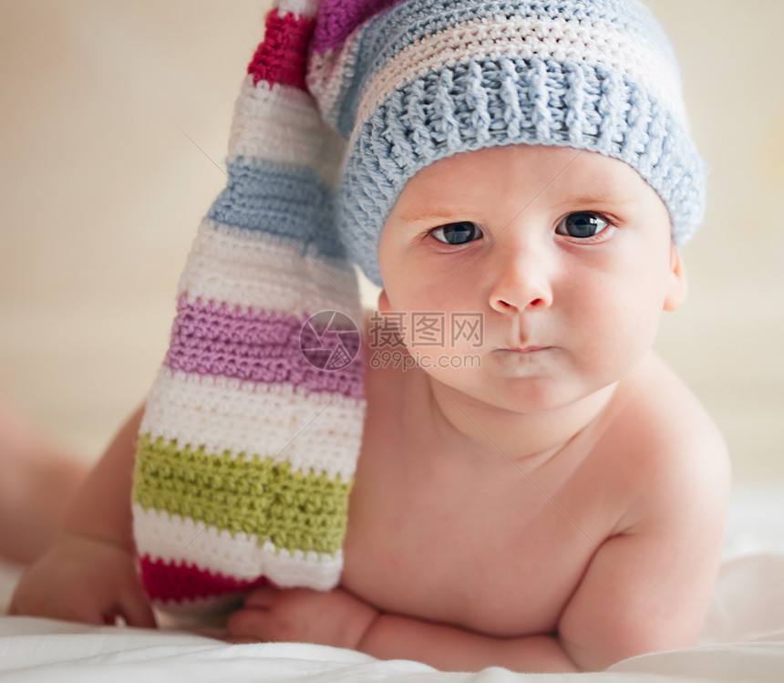 戴帽子的婴儿钩针童年白色眼睛快乐情绪化毯子孩子针织说谎图片
