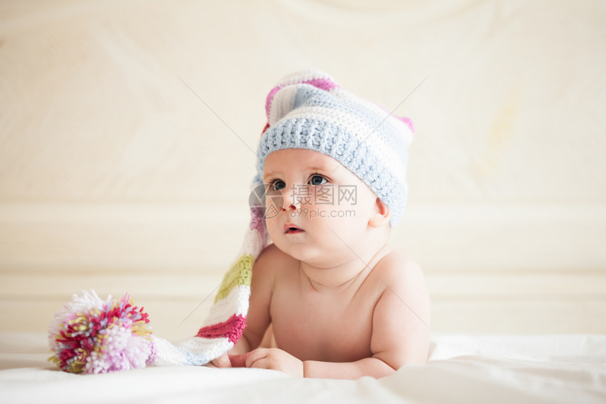 怀着编织帽的婴儿钩针情绪化说谎孩子帽子眼睛白色生活童年快乐图片