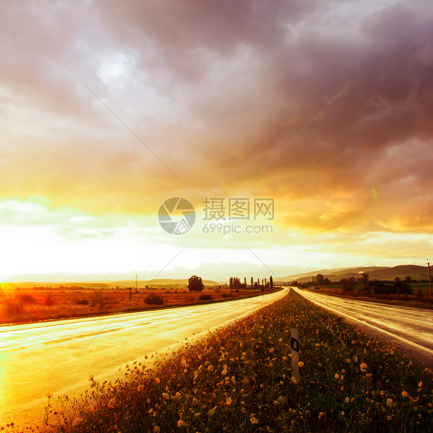 湿道路和天空气氛云景辉光日落阳光橙子孤独风暴远景地平线图片