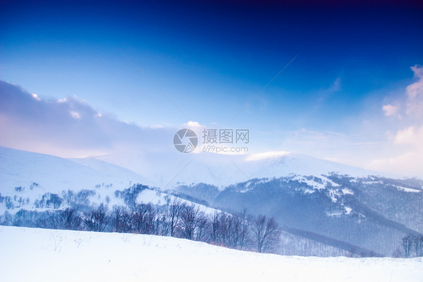 冬季山地景观环境暴风雪美丽季节天气木头天空日落气候太阳图片