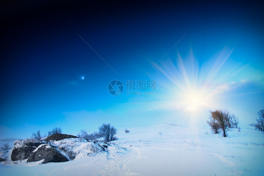 冬季山地景观森林天空阳光天气木头季节高地旅行美丽假期图片