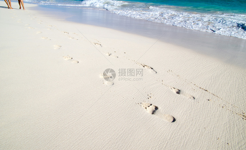 海滩上的脚印脚步海滨小路打印天空海岸假期烙印支撑海洋图片