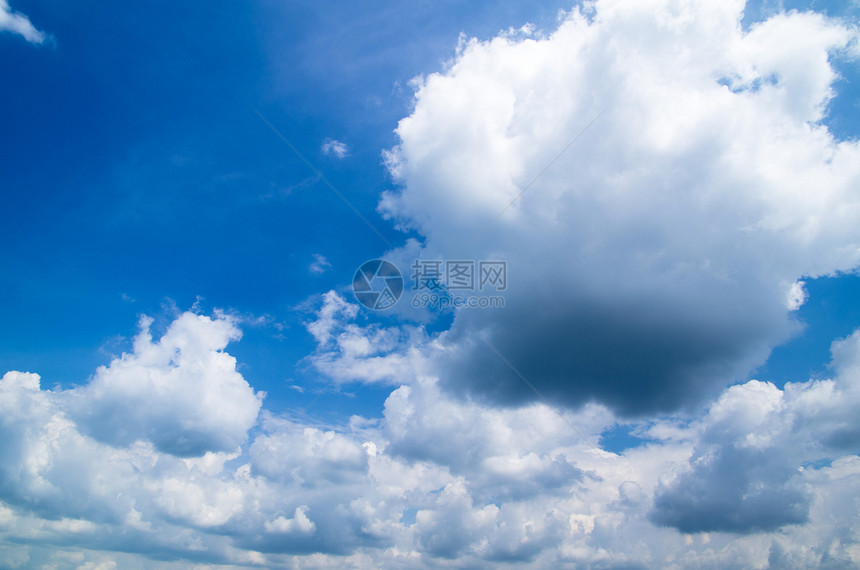 蓝蓝天空积雨沉淀阳光天气阴霾蓝色气候环境晴天水分图片