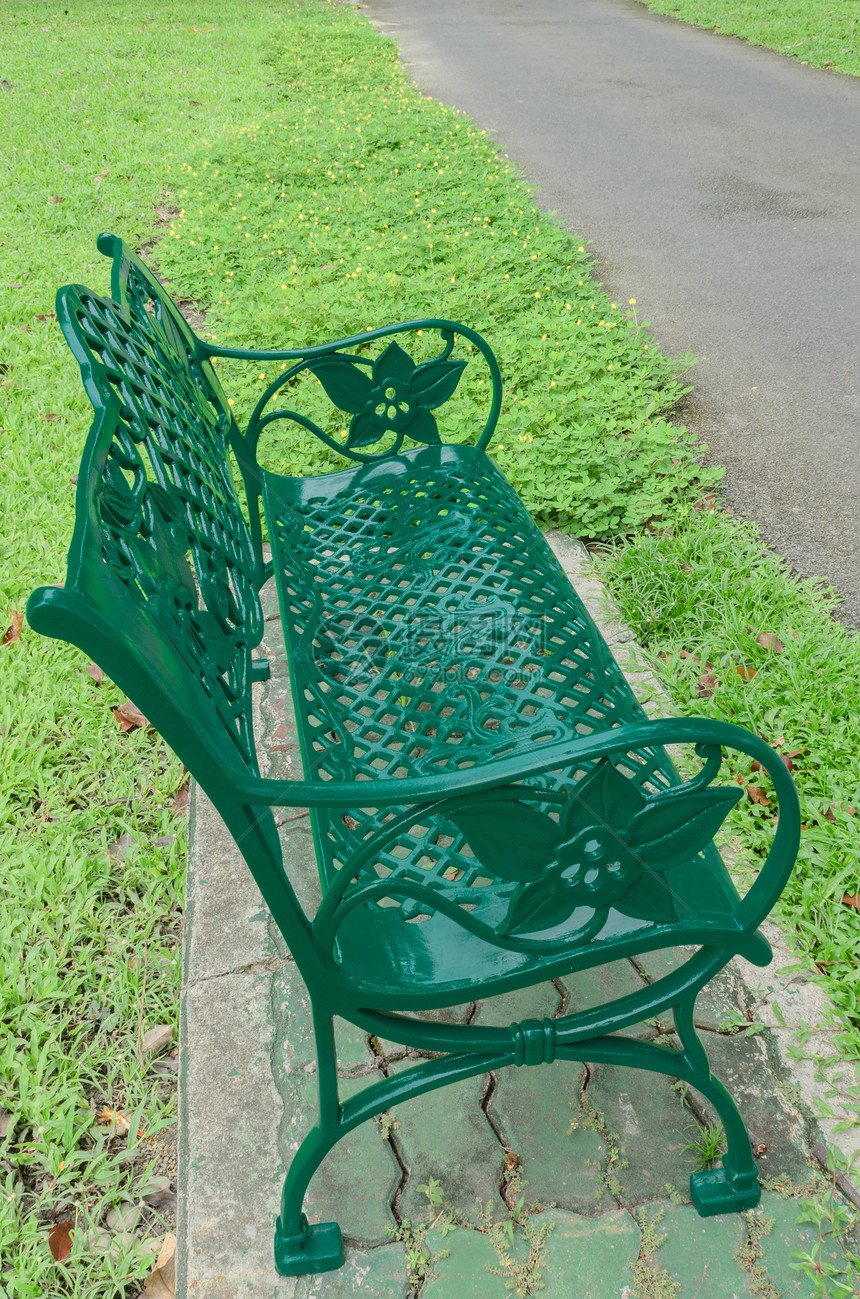 公园里的坐席家具座位花园绿色椅子风景草地长椅图片