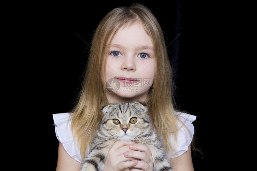 灰猫女孩孩子哺乳动物白色女士童年女学生猫咪女性金发宠物图片