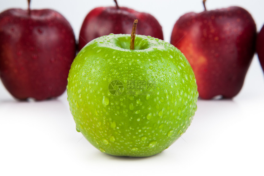 一排排排成一排的红苹果和绿苹果闭合味道栗色水果烹饪牙齿绿色红色甜点图片