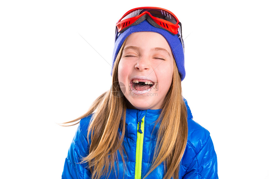 戴着冬帽的疯狂笑风趣的小女孩眼睛帽子童年金发滑雪享受外套假期运动孩子们图片