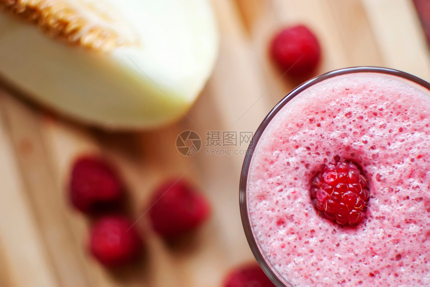 健康草莓和甜瓜汁蔬菜水果木头奶昔活力玻璃覆盆子桌子养分饮料图片