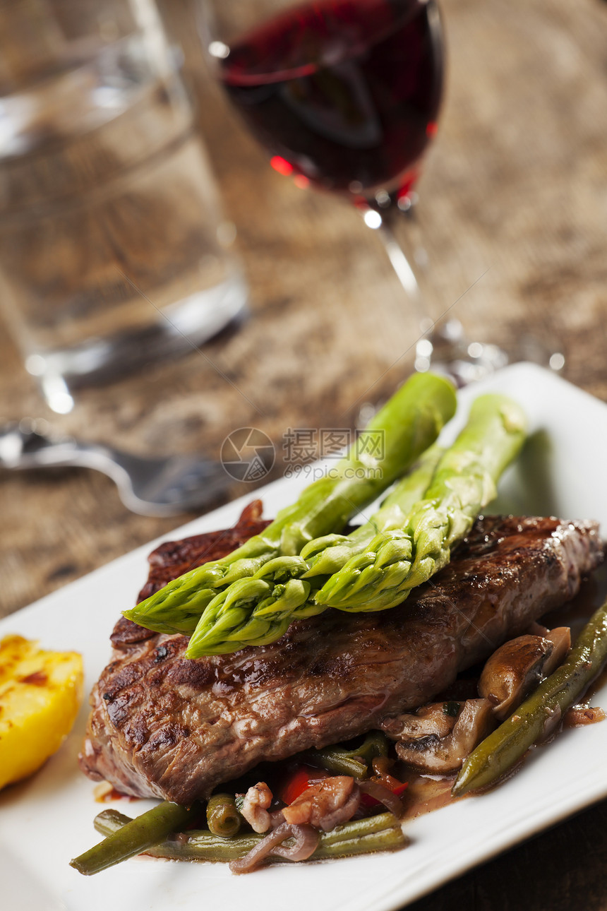 烤牛排加羊肉午餐绿色炙烤牛肉盘子膳食桌子食物鱼片草药图片