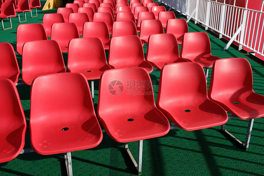 红席位绿色红色座位橡皮栏杆塑料地面图片
