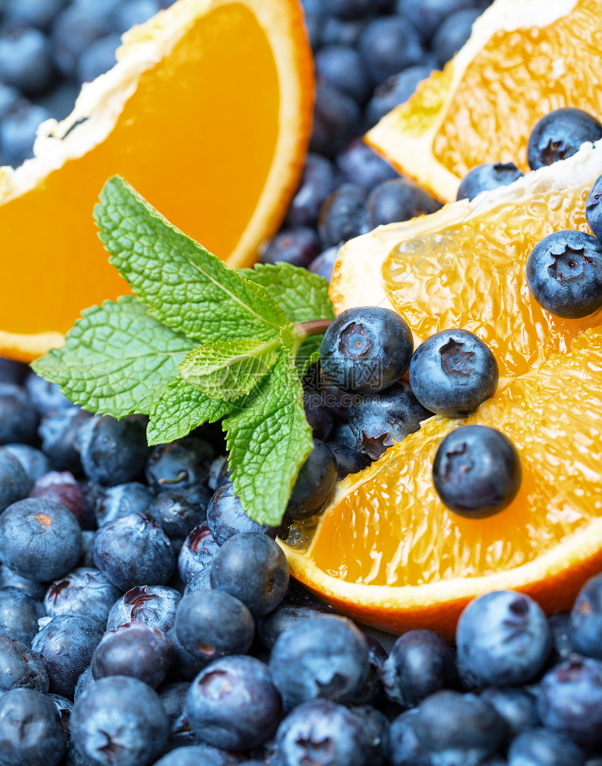 新鲜采出带橙色的蓝莓食物叶子浆果覆盆子橙子水果农业薄荷蓝色绿色图片
