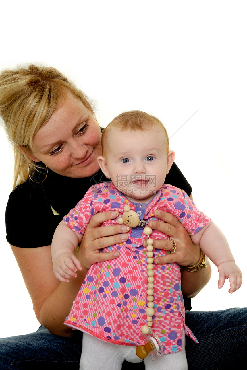 母亲和婴儿在微笑生活成人父母孩子儿童情感家庭感情幸福喜悦图片