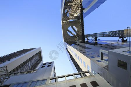 美高梅建筑日本大阪的蓝天空和美田天楼地标地点蓝色建筑观光职场建筑学玻璃工作办公室背景