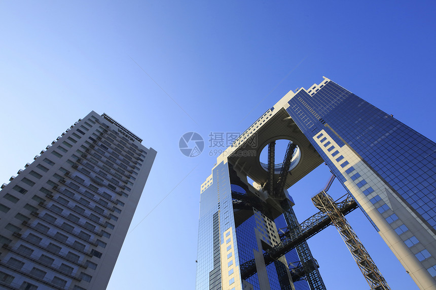 日本大阪的蓝天空和美田天楼蓝色反射景点办公楼地标城市旅游建筑商业高楼图片