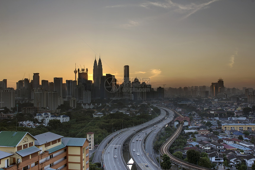 吉隆坡天线 日落时有公路图片