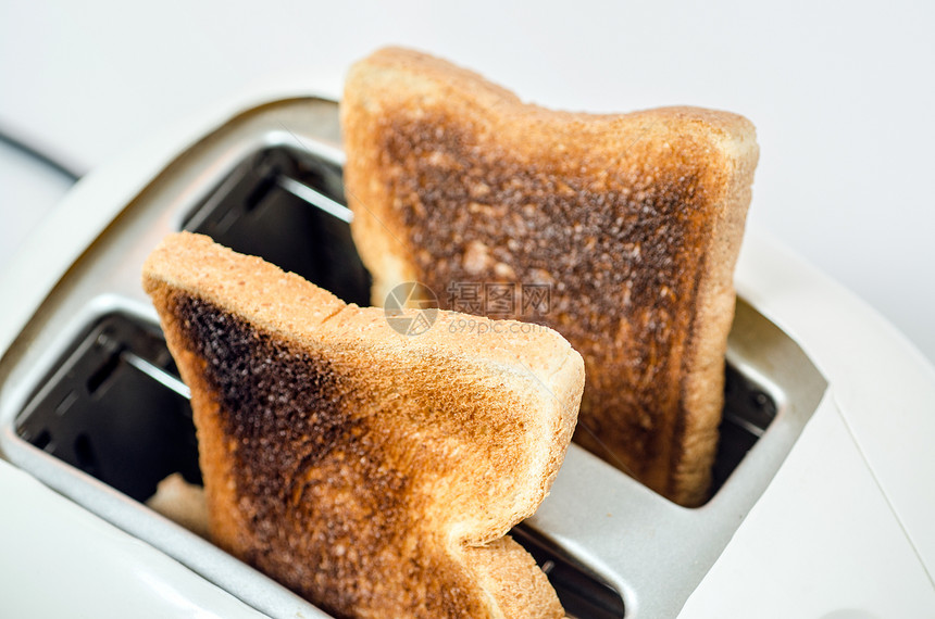 特写 Toaster 中的烧烤吐司 随路徑面包饮食食物器具小吃摄影合金健康水平厨房图片