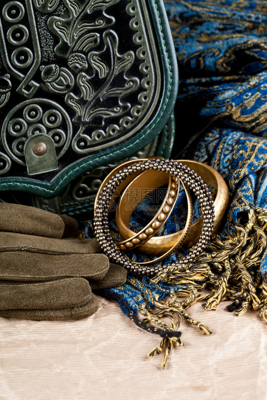 古董袋 皮手套 手镯和围巾行李金属储物柜蓝色绿色古董手提箱配件保险箱皮革图片