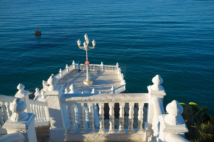 贝尼多尔姆里程碑式观点阳光水平海洋粉饰栏杆假期风景地标晴天图片