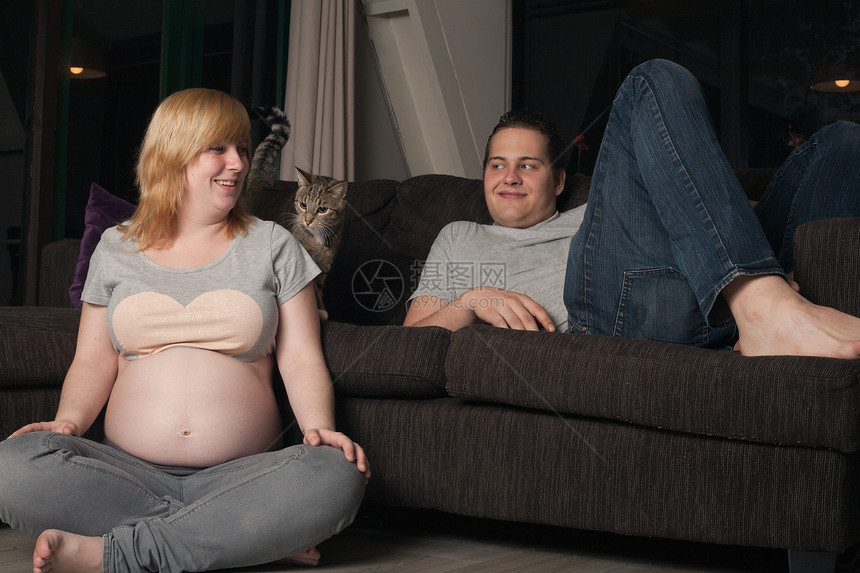 在家养猫的怀孕夫妇图片