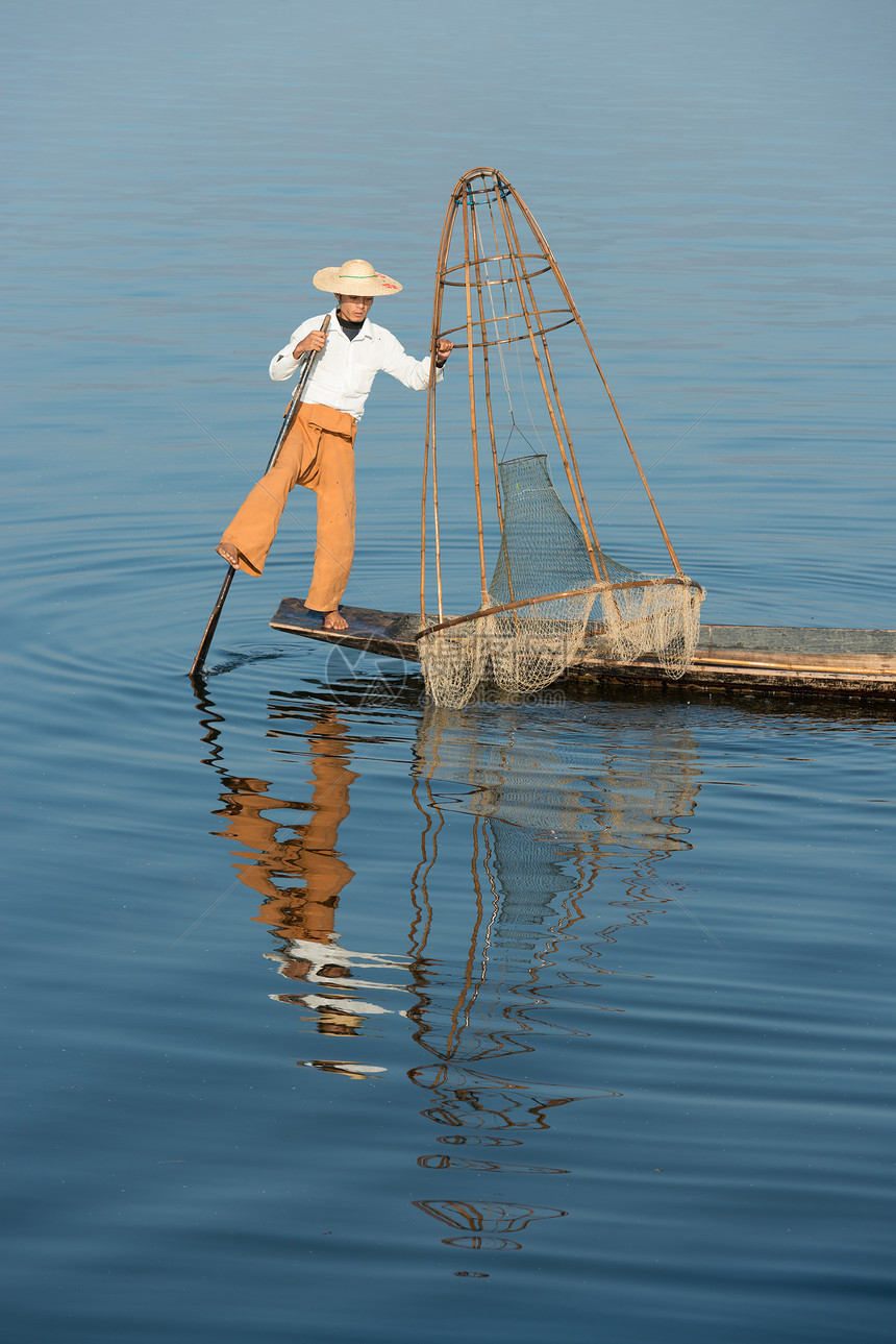 缅甸按网捕捞的传统渔网血管生活渔民反射独木舟蓝色渔夫食物男人文化图片
