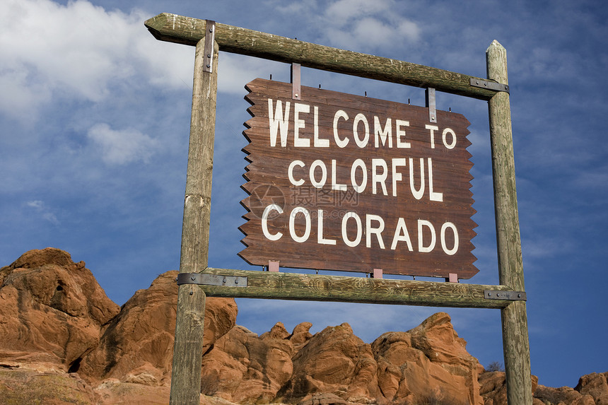 科罗拉多州欢迎标志天空路标旅行旅游边界棕色红色岩石问候语草原图片
