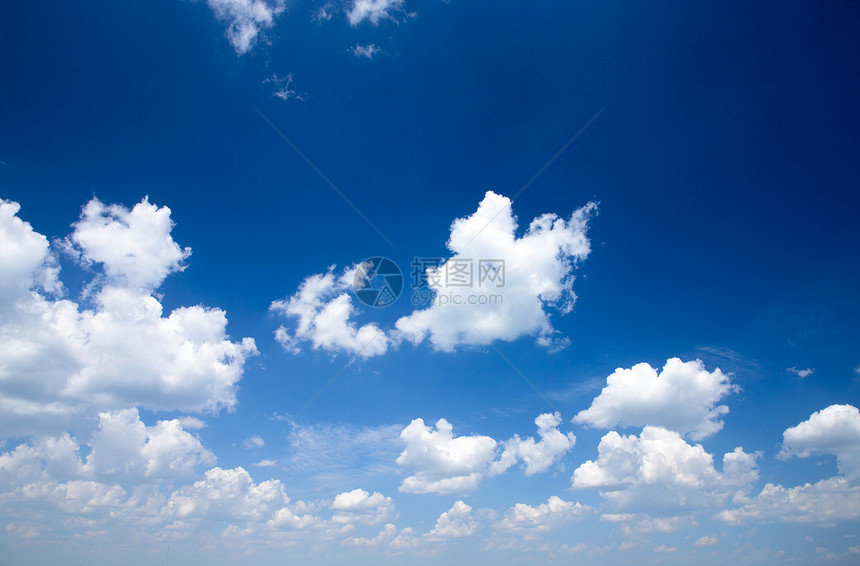 蓝蓝天空白色气象气氛空气多云天堂天气气候蓝色日光图片