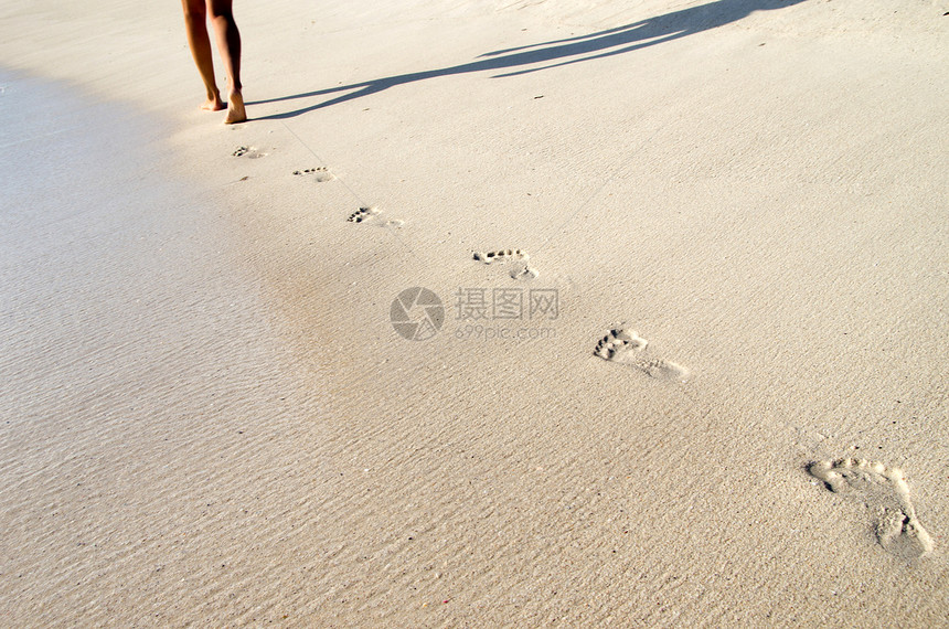 海滩上的脚印海洋烙印海滨赤脚天空旅行假期海岸打印支撑图片