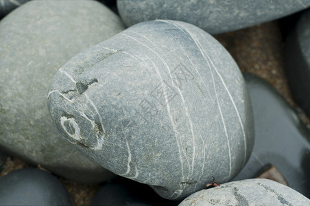 孔洞海滩灰色白色卵石条纹背景图片