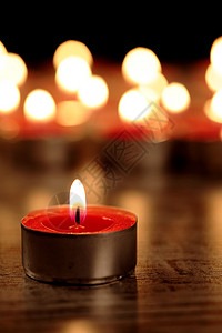 红蜡烛闪电红色木头火焰发炎背景图片