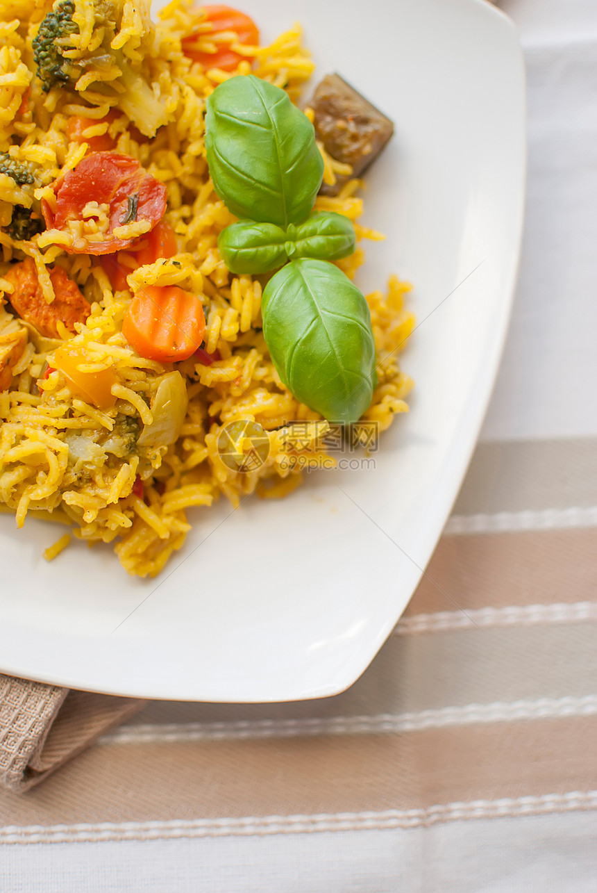 带蔬菜和鸡的巴斯马提大米抓饭盘子饮食藏红花食物黄色叶子午餐烩饭用餐图片