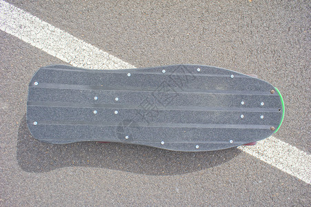 文体风格 长板黑滑板装修黑色活动木头溜冰鞋运动绿色滑冰公园蓝色背景图片