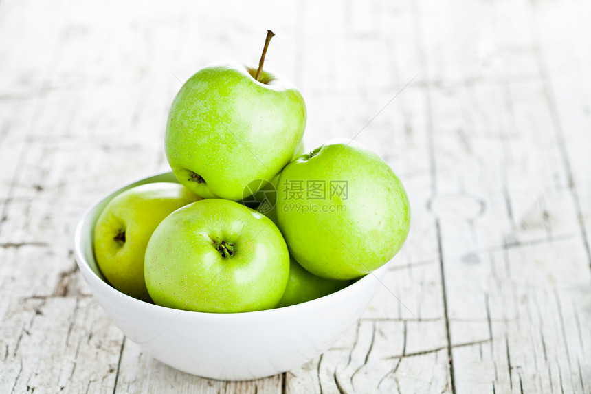 碗中的成熟绿苹果水果乡村小吃营养健康白色花园食物木头植物图片