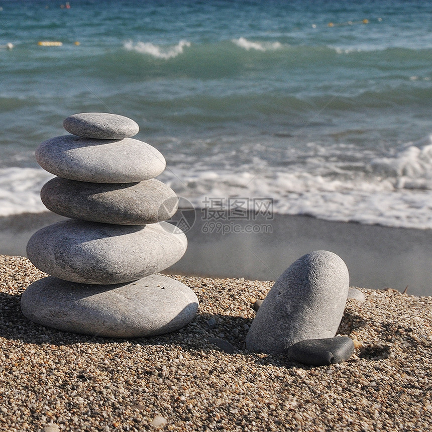 海滩上堆石头蓝色风景海岸场景平衡岩石卵石创造力图片