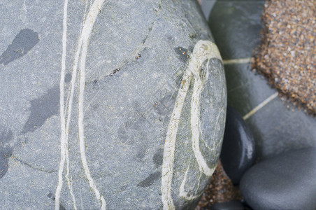 孔洞海滩灰色条纹白色卵石背景图片