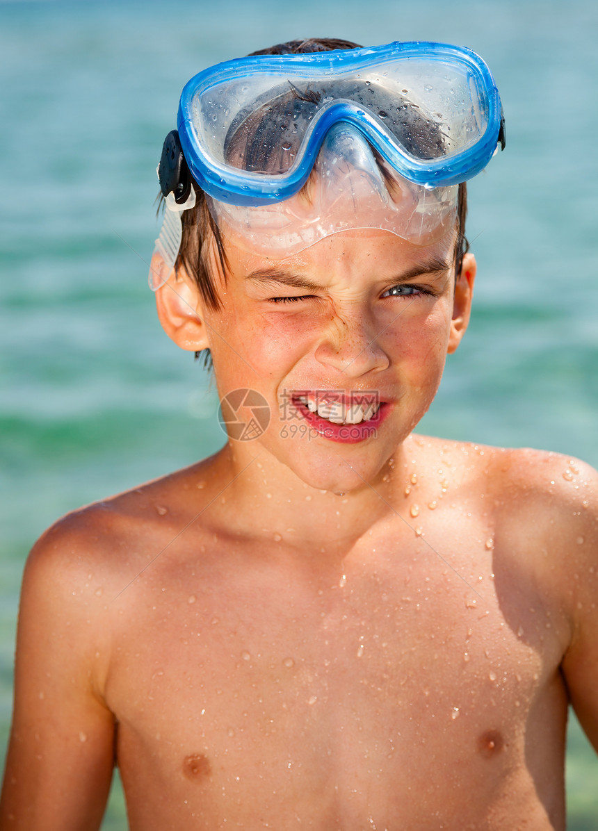 戴潜水面具的男孩童年游泳衣齿轮浮潜阳光孩子假期活动蓝色海滩图片