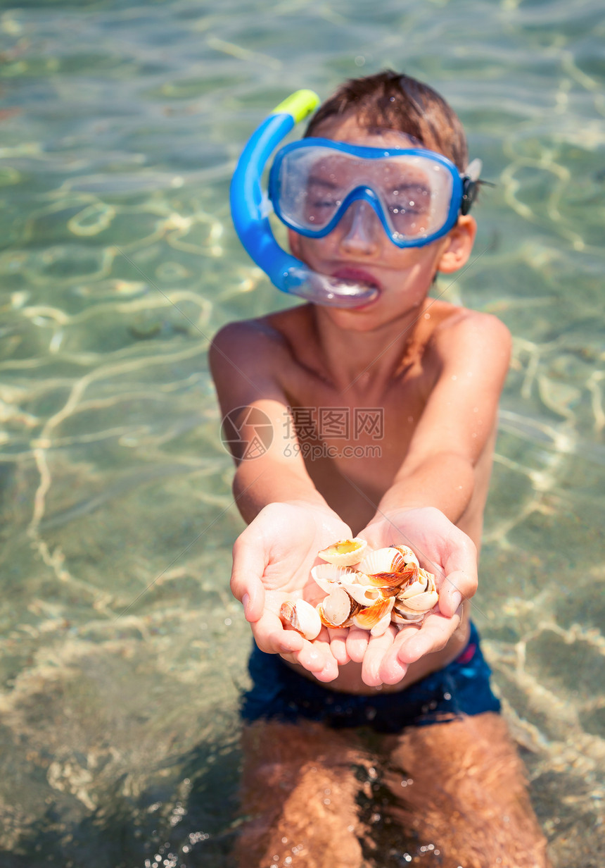 显示贝壳的孩子童年娱乐潜水海洋展示学习生活闲暇面具男生图片