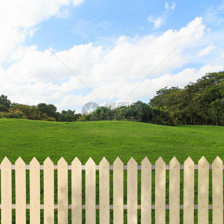 花园中的白栅栏农业木头蓝色安全房子草地树篱后院财产天空图片