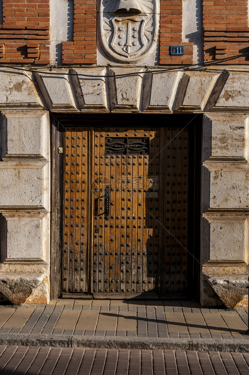 在典型的西班牙街道 农村景象中 古老的门控制板金属教会栅栏石头入口历史性安全木头风化图片