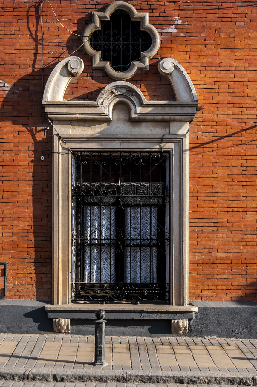 在典型的西班牙街道 农村景象中 古老的门木头石头建筑入口房子栅栏金属安全控制板教会图片