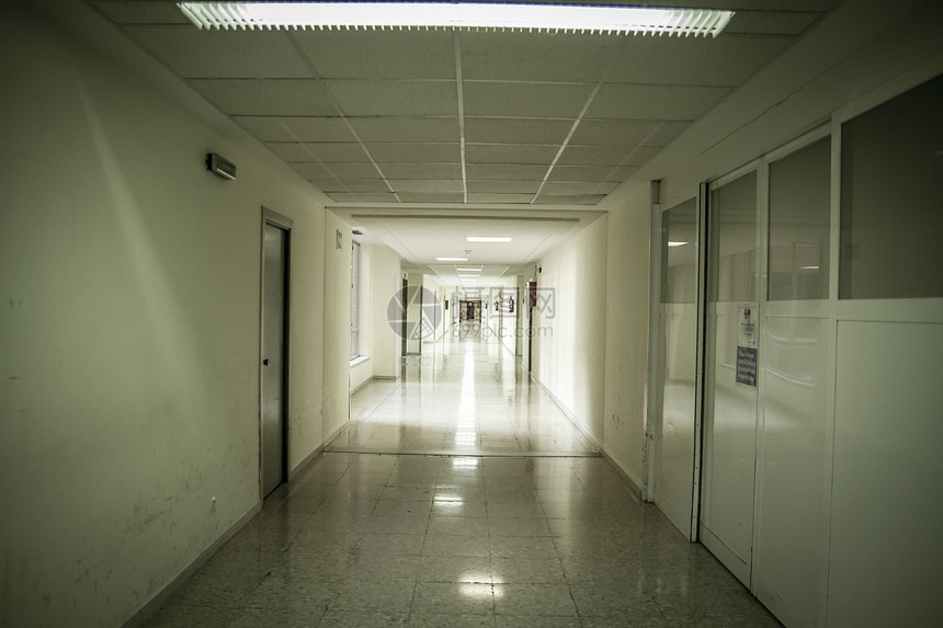 白色医院走廊 清洁和卫生的床位药品门厅倾斜专家诊所楼梯实验室病人从业者女性图片