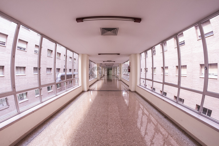白色医院走廊 清洁和卫生的床位楼梯房间实验室病人思维女士地面男人栏杆从业者图片