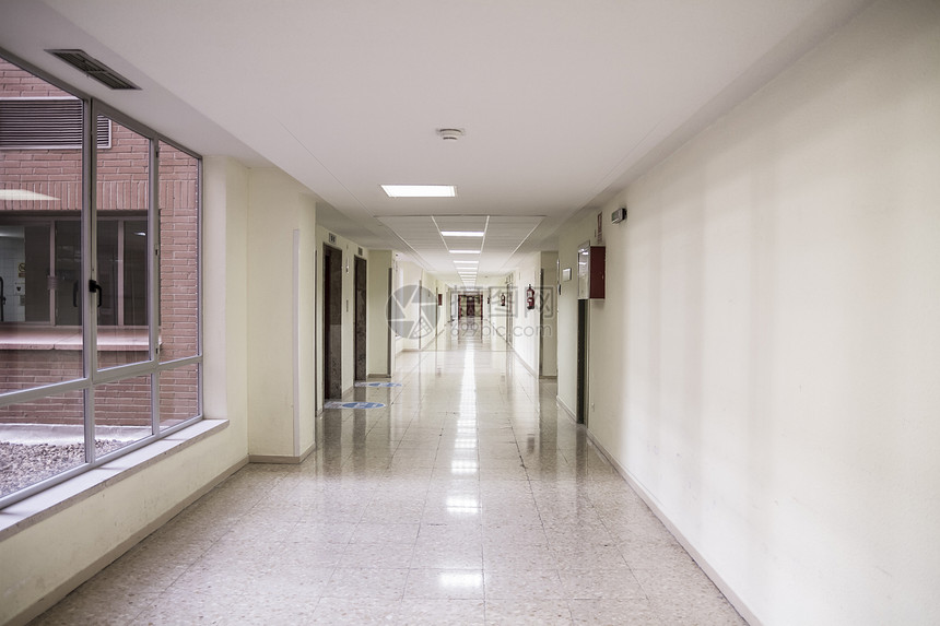 白色医院走廊 清洁和卫生的床位病人房间楼梯医生女性思维服务保健从业者女士图片