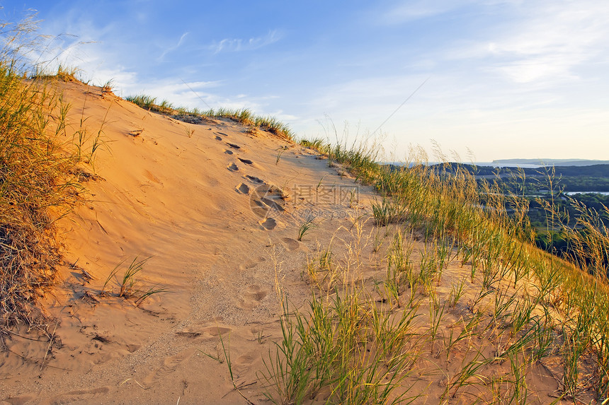 沙沙中的脚印湖岸风景海滩旅行景点天空环境地平线游客爬坡图片