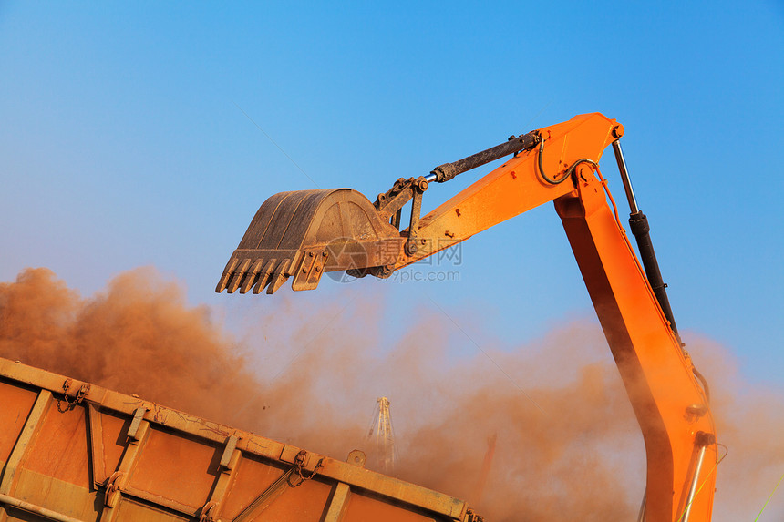 挖掘机土壤反铲车辆金属建筑学天空卸载力量行动活动图片