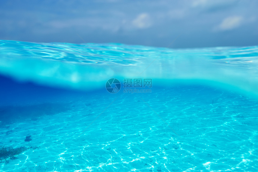 清水中的白沙底海洋天空太阳海滩热带海景风景盐水蓝色波纹图片