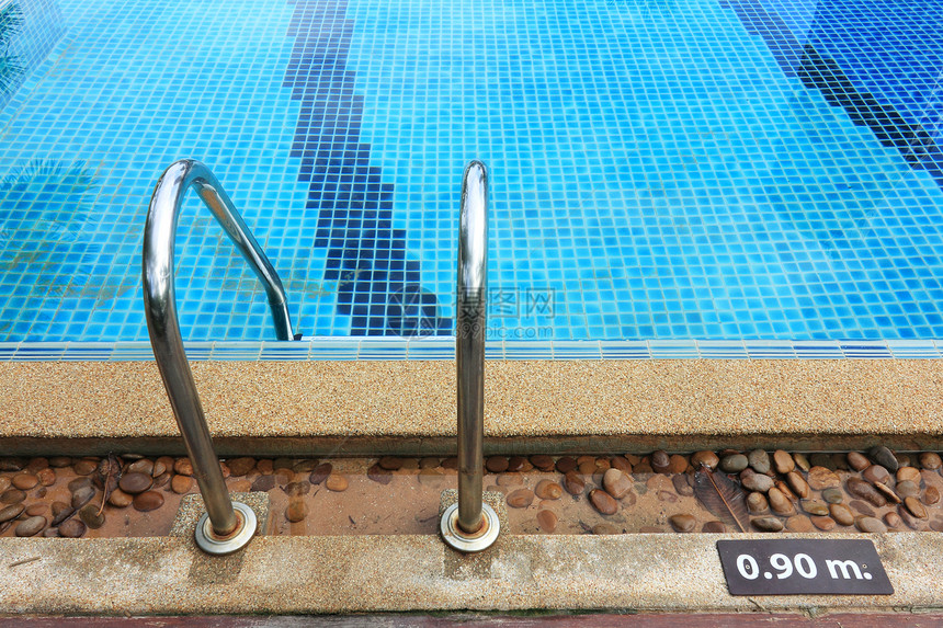 游泳池深度标记休闲乐趣反射活动梯子液体脚步楼梯水泥运动图片