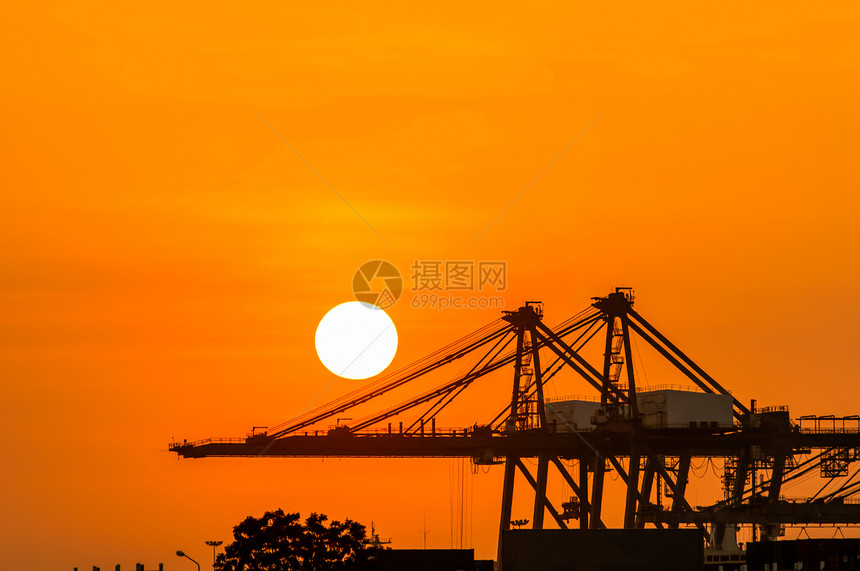 工业港口的起重机金属货运日落商业运输制造业机器后勤橙子加载图片