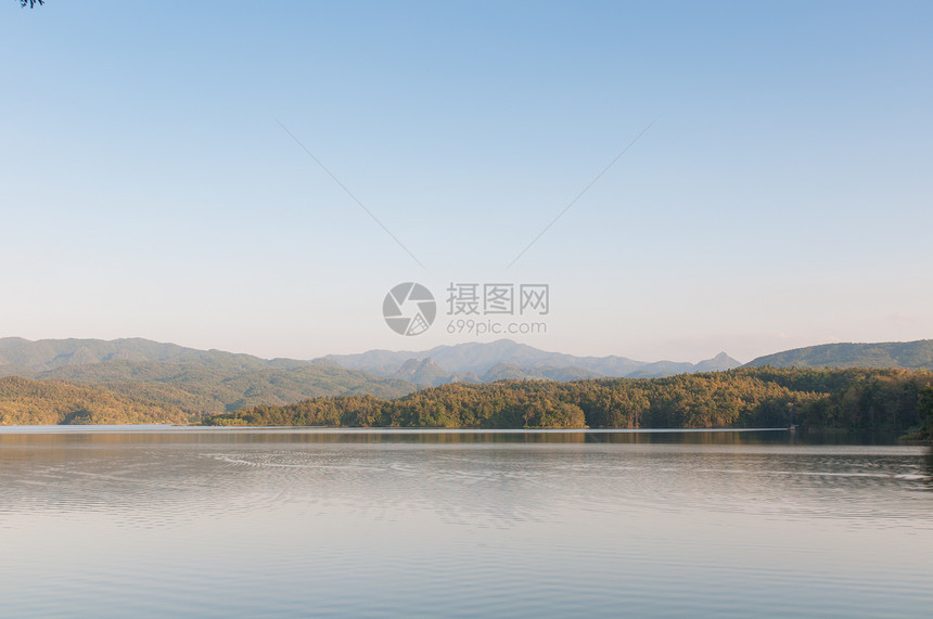 带水的山地景观墙纸地平线峭壁文学反射荒野登山游泳场景蓝色图片